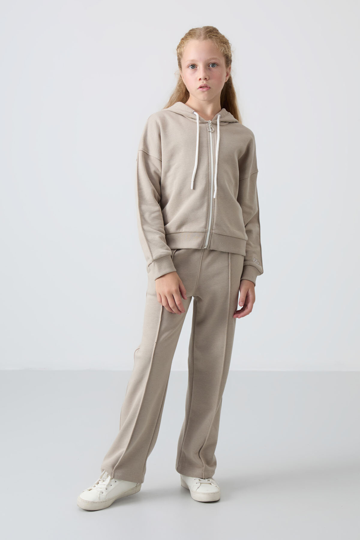 Koyu Bej Pamuklu İçi Tüylü Yumuşak Dokulu Standart Fit Nakışlı Kız Çocuk Eşofman Takım - 75161 - TOMMYLIFE