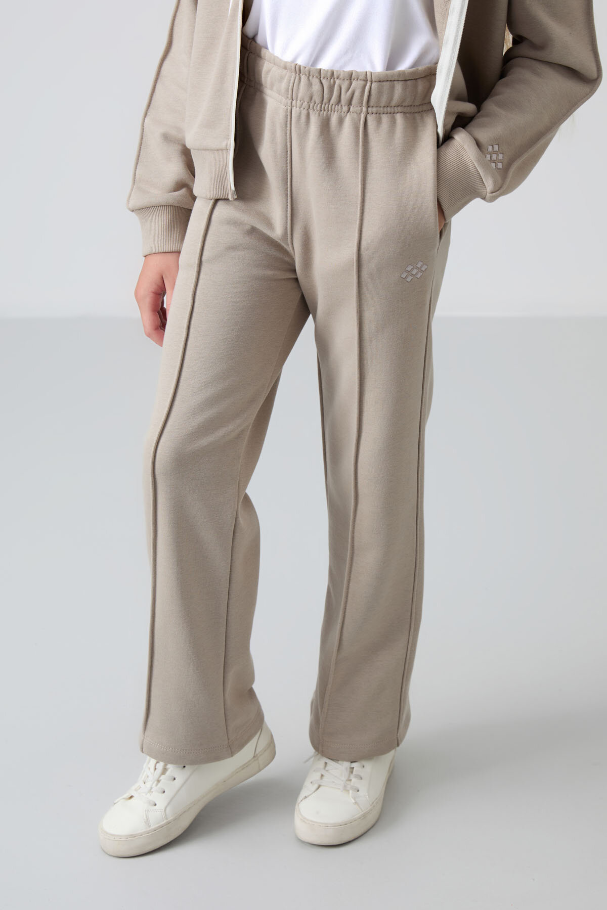 Koyu Bej Pamuklu İçi Tüylü Yumuşak Dokulu Standart Fit Nakışlı Kız Çocuk Eşofman Takım - 75161 - TOMMYLIFE (1)