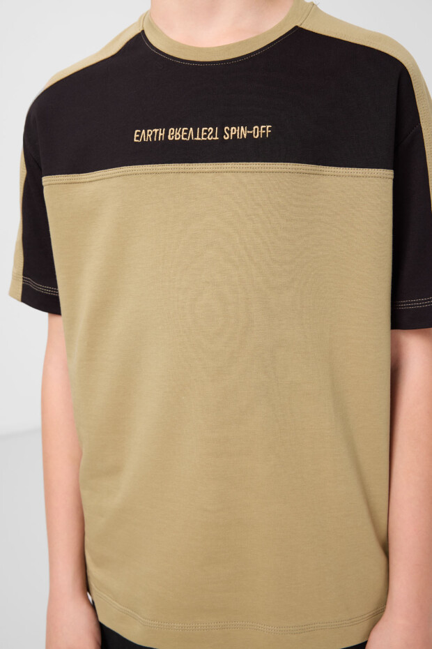 Koyu Bej Pamuklu Yumuşak Dokulu Oversize Fit Nakışlı Erkek Çocuk T-Shirt - 11290 - 3