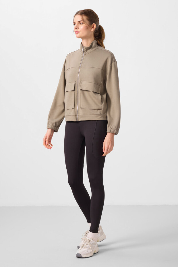 Koyu Bej Yumuşak Dokulu Dik Yaka Rahat Form Kargo Cepli Kadın Crop Top Sweatshirt - 97301 - 3
