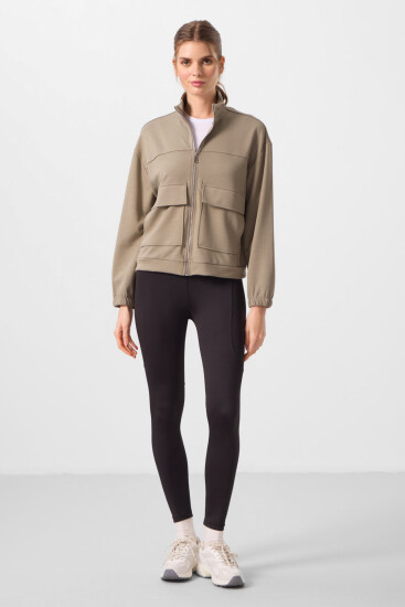 Koyu Bej Yumuşak Dokulu Dik Yaka Rahat Form Kargo Cepli Kadın Crop Top Sweatshirt - 97301 