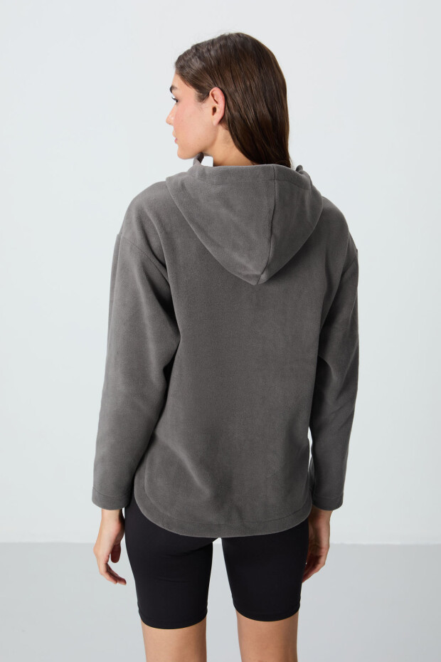 Koyu Gri Kalın Yumuşak Dokulu Kapüşonlu Standart Kalıp Nakışlı Polar Kadın Sweatshirt -97286 - 6