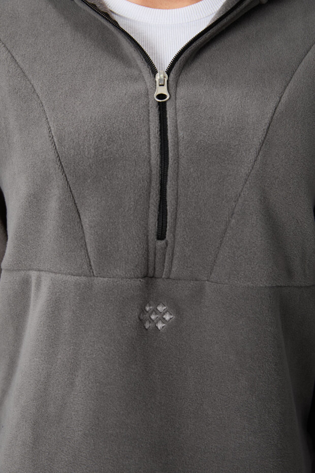 Koyu Gri Kalın Yumuşak Dokulu Kapüşonlu Standart Kalıp Nakışlı Polar Kadın Sweatshirt -97286 - 5