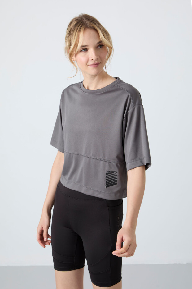 Koyu Gri Nefes Alan Dokulu İnce Esnek Standart Kalıp Performans Kadın T-Shirt - 97284 - 3