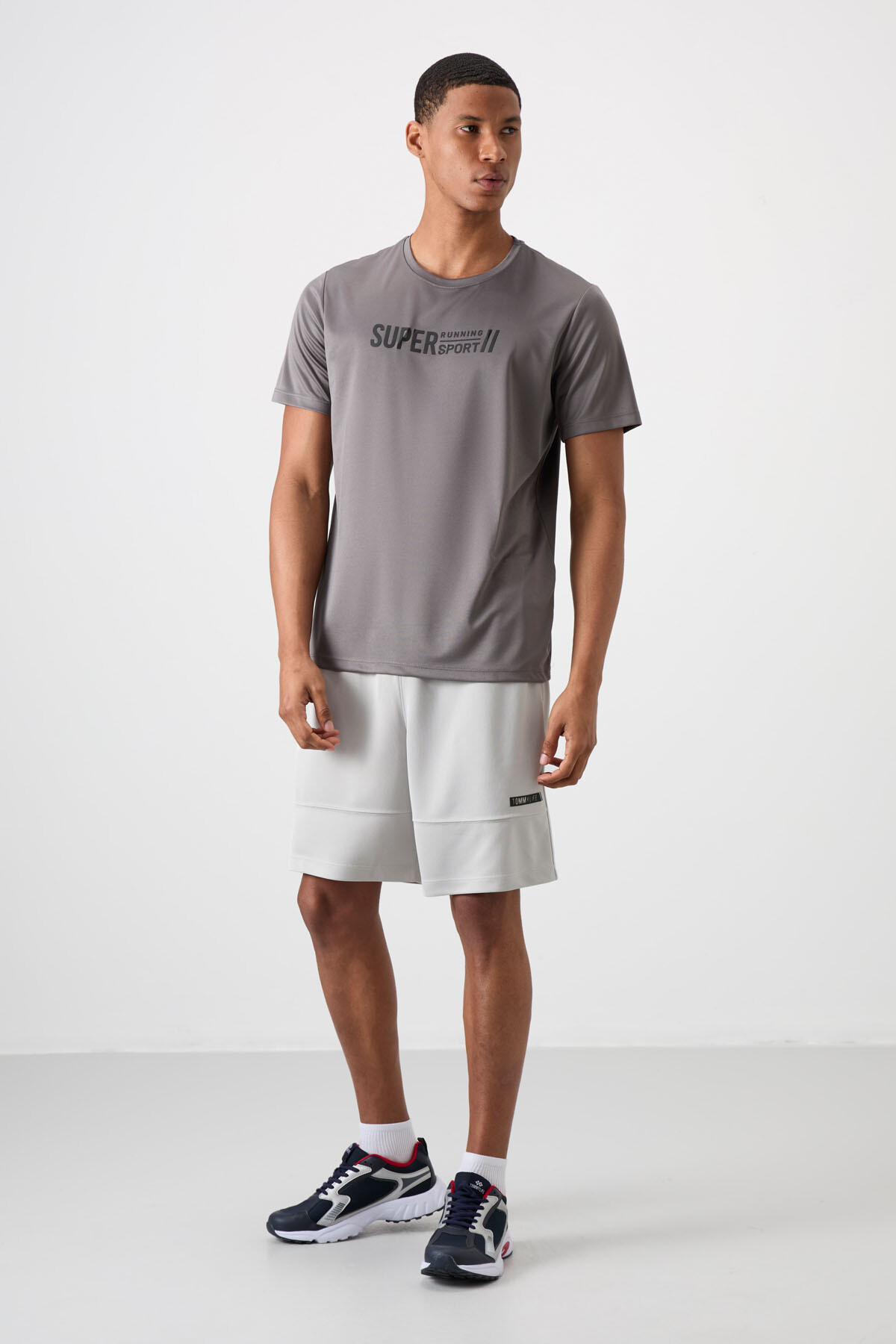 Koyu Gri Nefes Alan Dokulu İnce Esnek Standart Fit Erkek Performans T-Shirt - 88385 - TOMMYLIFE (1)