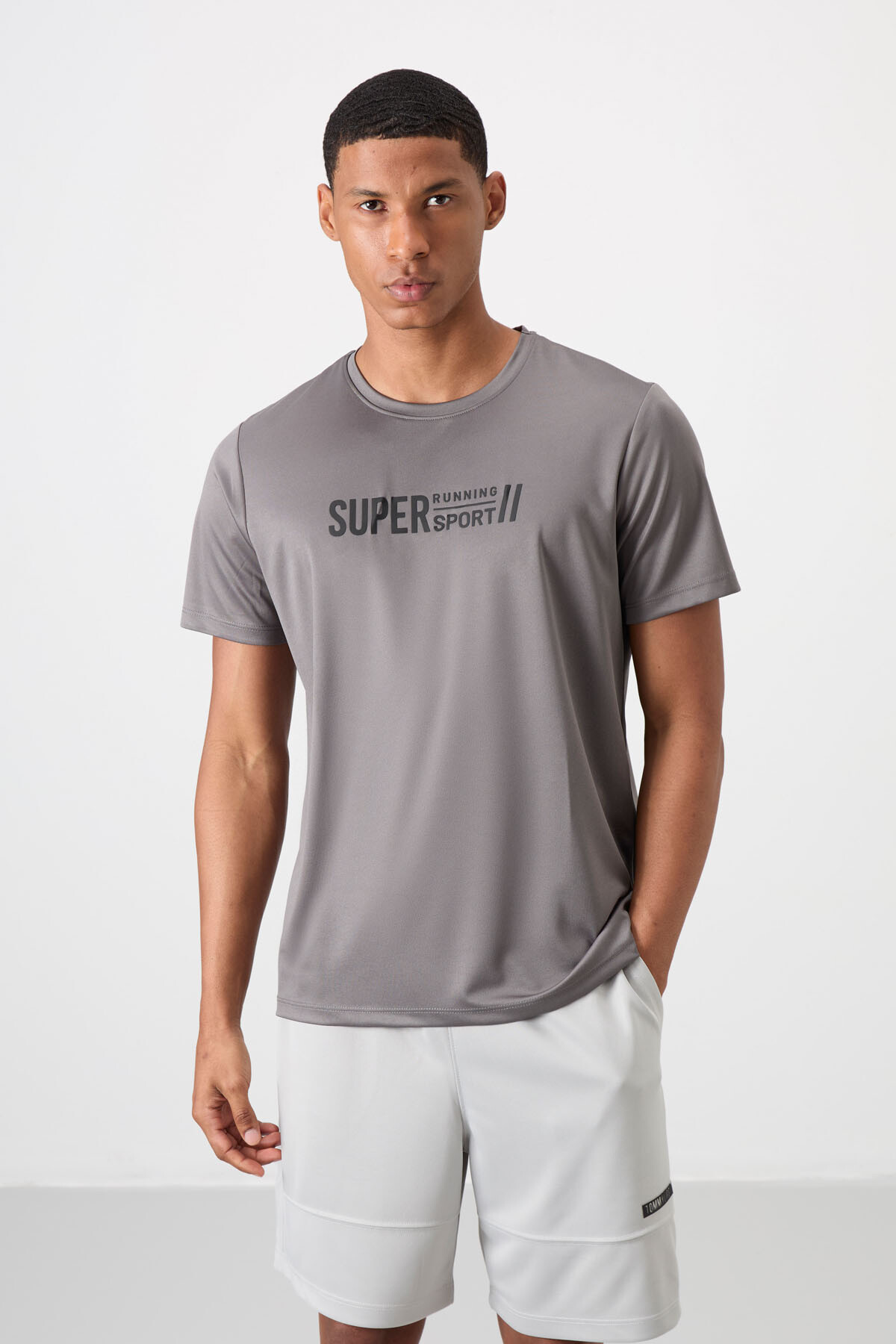Koyu Gri Nefes Alan Dokulu İnce Esnek Standart Fit Erkek Performans T-Shirt - 88385 - TOMMYLIFE