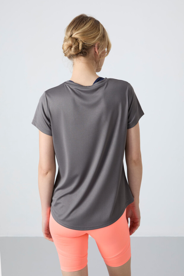 Koyu Gri Nefes Alan Dokulu İnce Esnek Standart Fit Performans Kadın T-Shirt - 97283 - 5