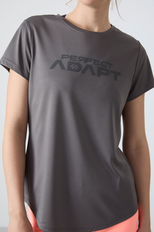 Koyu Gri Nefes Alan Dokulu İnce Esnek Standart Fit Performans Kadın T-Shirt - 97283 - 2