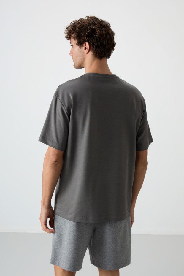 Koyu Gri Pamuklu Kalın Yüzeyi Dokulu Oversize Fit Baskılı Erkek T-Shirt - 88364 - 5