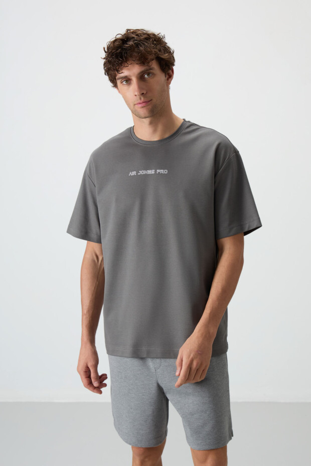 Koyu Gri Pamuklu Kalın Yüzeyi Dokulu Oversize Fit Baskılı Erkek T-Shirt - 88364 - 4