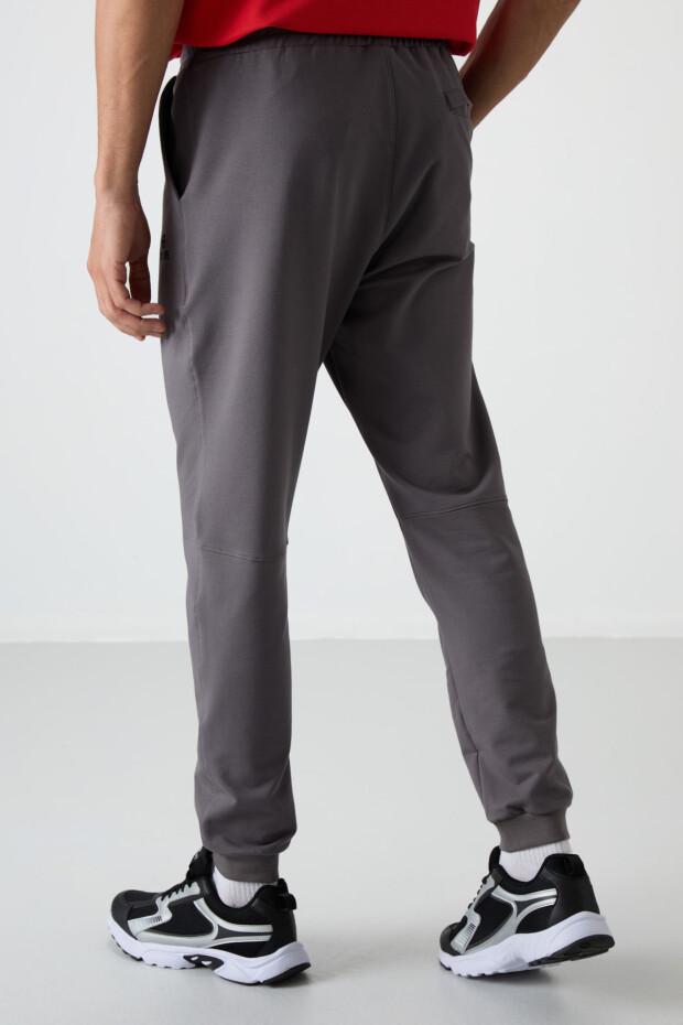 Koyu Gri Pamuklu Yumuşak Dokulu Comfort Fit Nakışlı Erkek Jogger - 82123 - 6