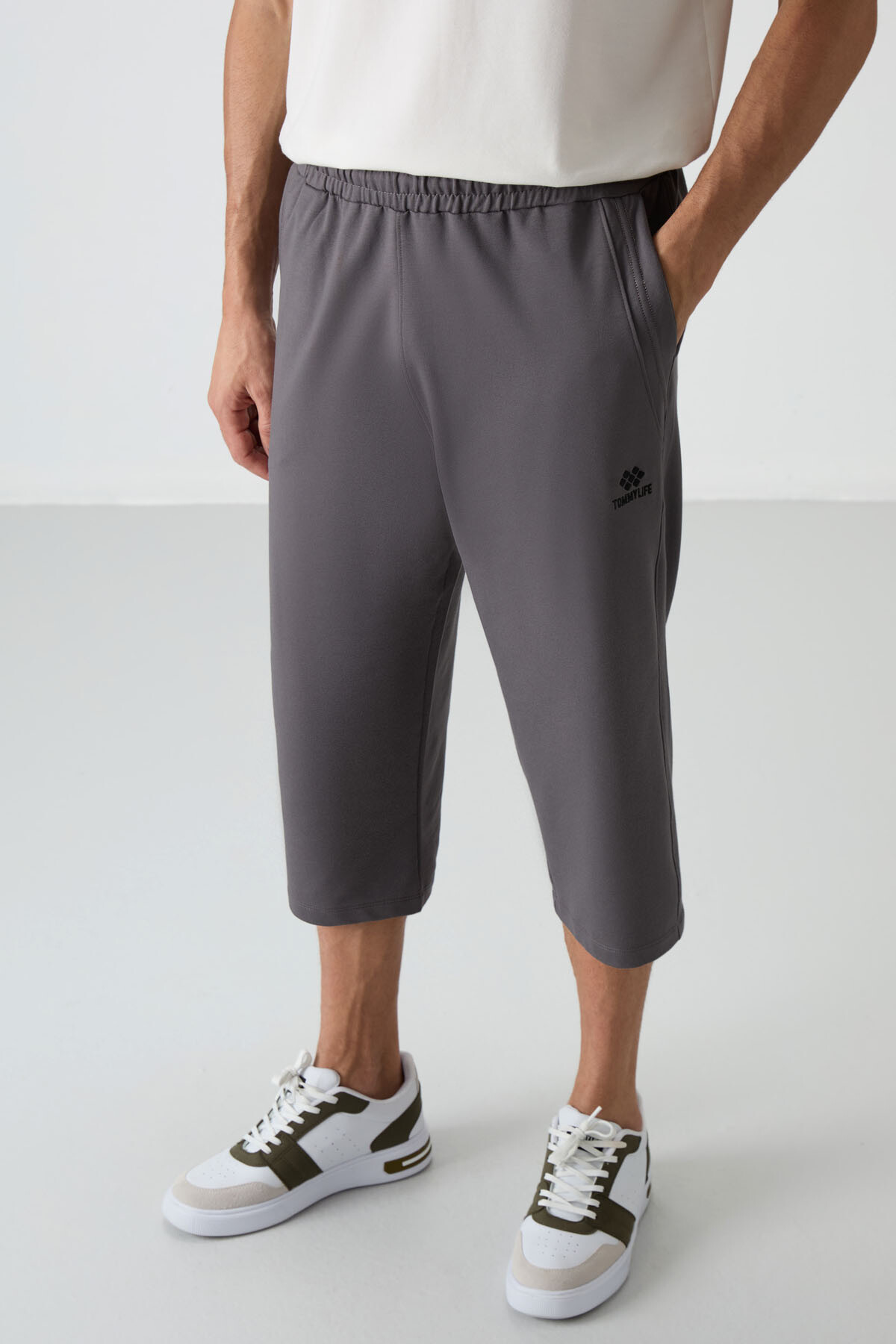 Koyu Gri Pamuklu Yumuşak Dokulu Standart Fit Nakışlı Erkek Kapri - 83102 - TOMMYLIFE (1)