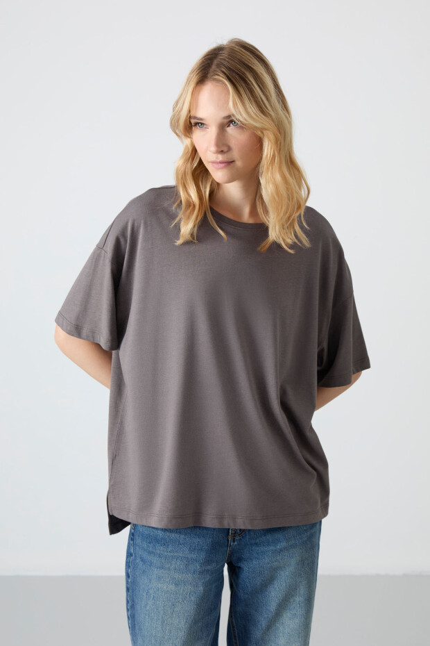 Koyu Gri Penye Modal Yumuşak Tuşeli Oversize Fit Basic Kadın T-Shirt- 97285 - 2