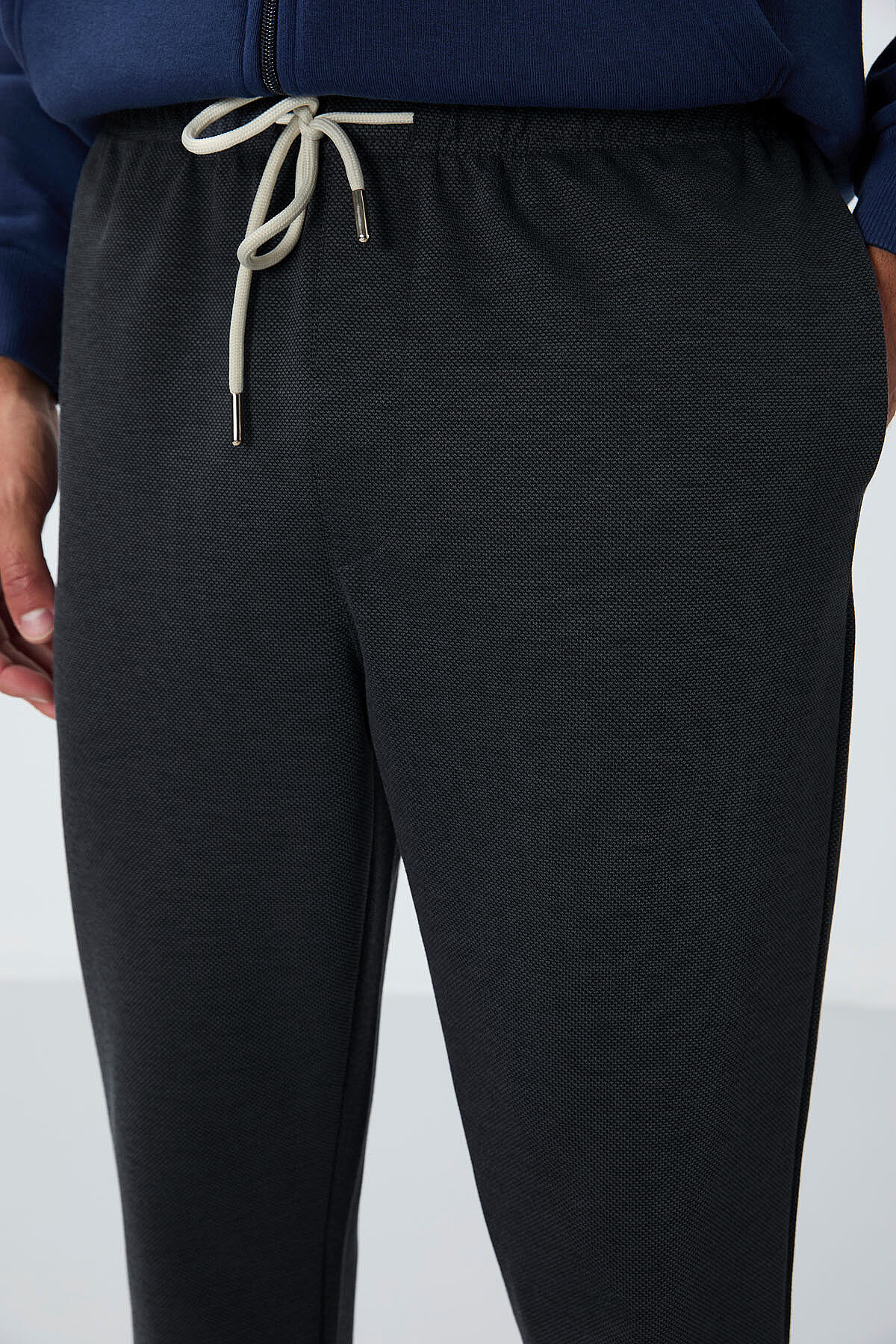 Koyu Gri Yüzeyi Dokulu Standart Fit Erkek Eşofman Alt - 82154 - TOMMYLIFE (1)