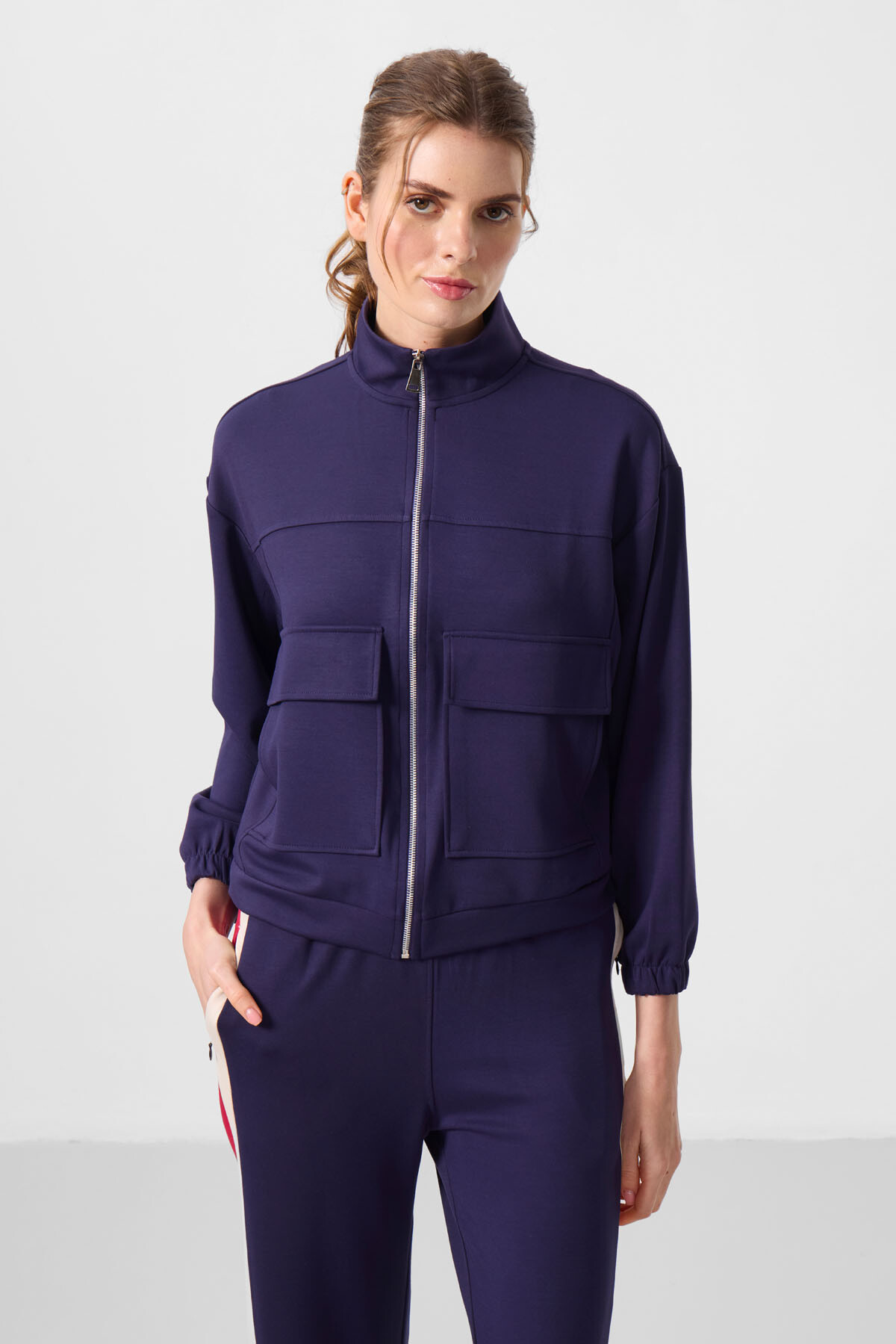 Koyu Mor Yumuşak Dokulu Dik Yaka Oversize Kargo Cepli Kadın Crop Top Sweatshirt - 97301 - TOMMYLIFE