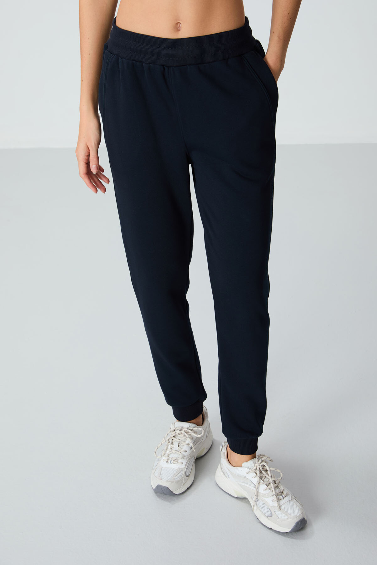 Lacivert Kompakt Pamuklu Kalın Pürüzsüz Dokulu Standart Fit Kadın Eşofman Altı - 94660 - TOMMYLIFE (1)