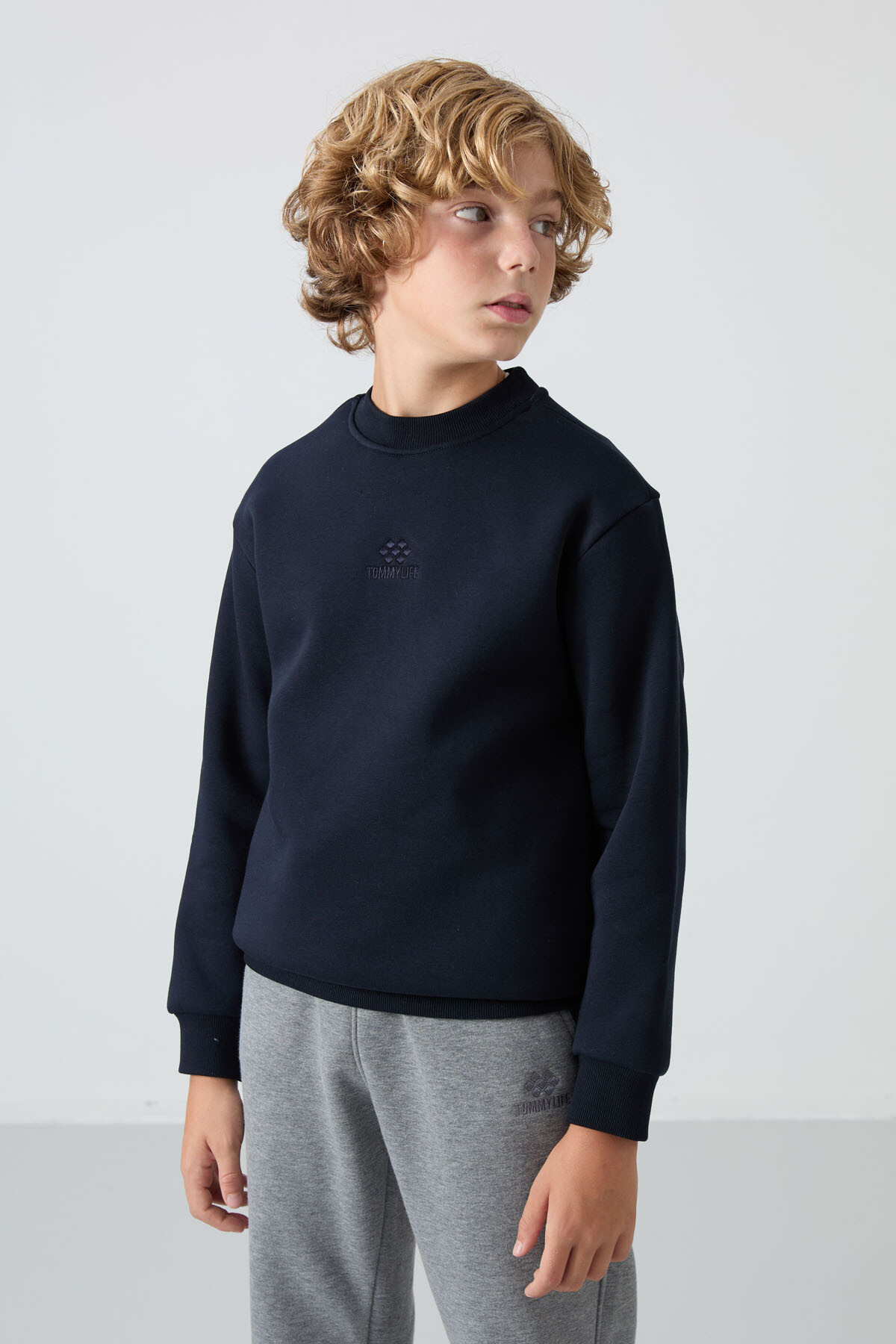 Lacivert Pamuklu Kalın İçi Tüylü Yumuşak Dokulu Standart Fit Nakışlı Erkek Çocuk Sweatshirt - 11232 - TOMMYLIFE
