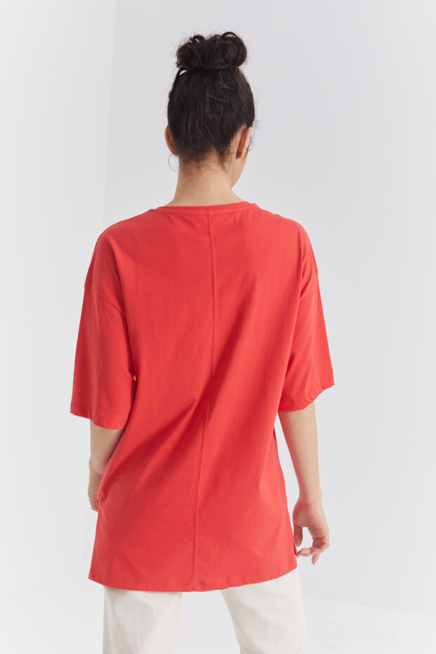 Nar Çiçeği Büyük Yazı Baskılı O Yaka Oversize Düşük Omuz Kadın T-Shirt - 97218