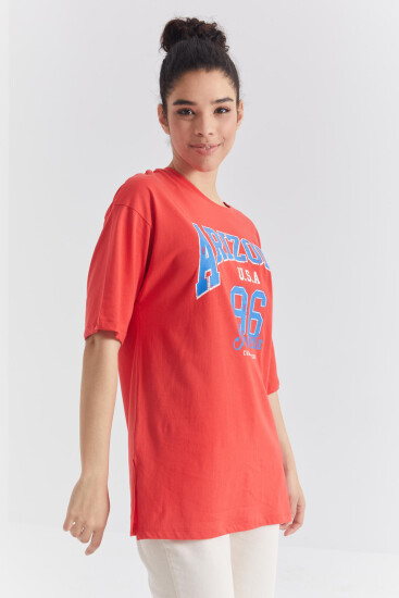 Nar Çiçeği Büyük Yazı Baskılı O Yaka Oversize Düşük Omuz Kadın T-Shirt - 97218 - Thumbnail