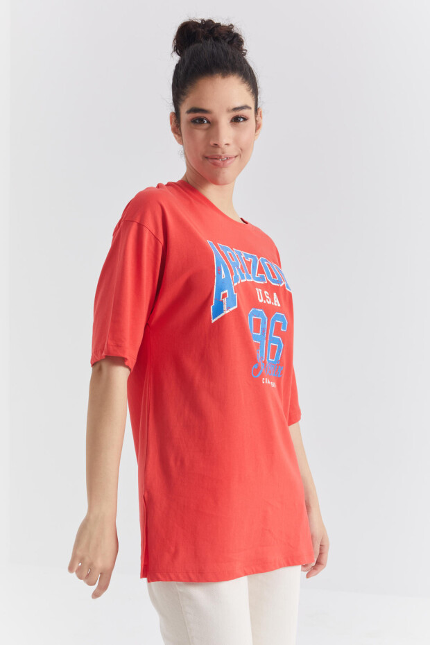 Nar Çiçeği Büyük Yazı Baskılı O Yaka Oversize Düşük Omuz Kadın T-Shirt - 97218