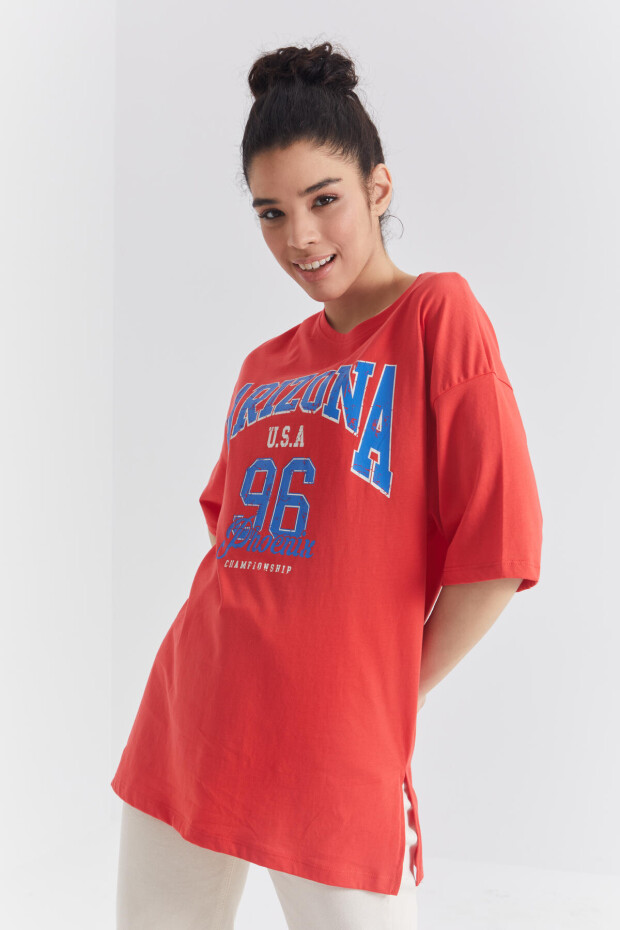 Nar Çiçeği Büyük Yazı Baskılı O Yaka Oversize Düşük Omuz Kadın T-Shirt - 97218