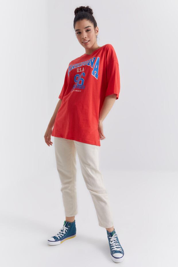 Nar Çiçeği Büyük Yazı Baskılı O Yaka Oversize Düşük Omuz Kadın T-Shirt - 97218