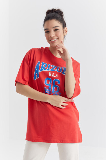 Nar Çiçeği Büyük Yazı Baskılı O Yaka Oversize Düşük Omuz Kadın T-Shirt - 97218 - Thumbnail