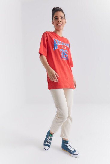 Nar Çiçeği Büyük Yazı Baskılı O Yaka Oversize Düşük Omuz Kadın T-Shirt - 97218 - Thumbnail
