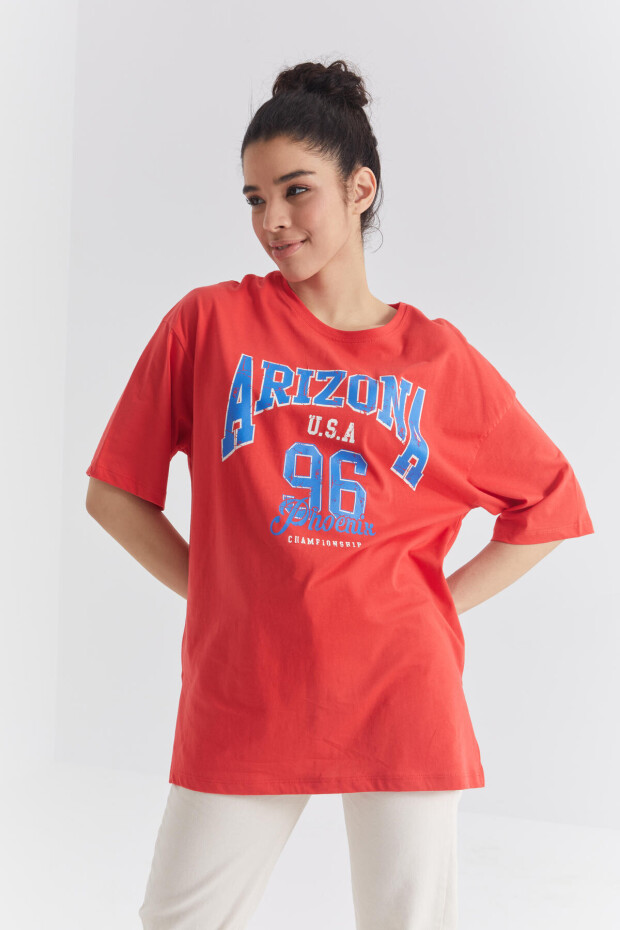Nar Çiçeği Büyük Yazı Baskılı O Yaka Oversize Düşük Omuz Kadın T-Shirt - 97218