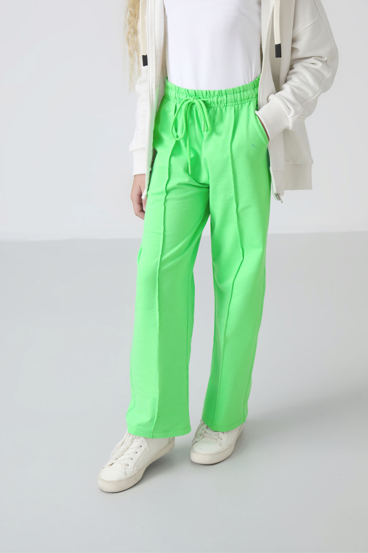 Neon Yeşil Cepli Ön Dikiş Detaylı Geniş Paça Kız Çocuk Eşofman Altı -75144 - TOMMYLIFE (1)