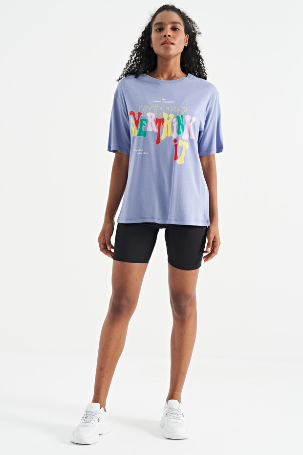 Açık Eflatun Yazı Baskılı Düşük Omuzlu Oversize Basic Kadın T-Shirt - 02306