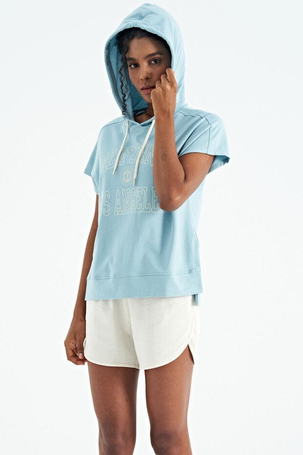 Açık Mavi Kapüşonlu Kısa Kollu Rahat Kalıp Etek Yırtmaçlı Kadın Sweatshirt - 02114
