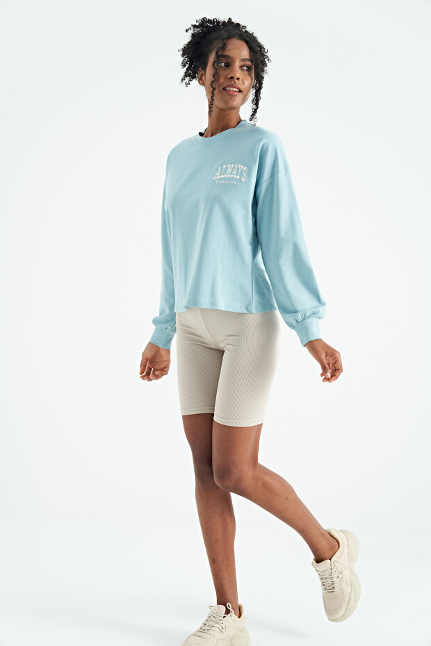 Açık Mavi O Yaka Nakış Detaylı Crop Basic Kadın Sweatshirt - 02116