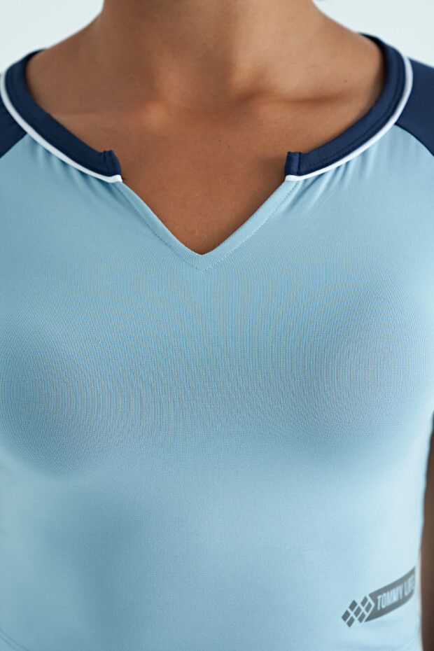 Açık Mavi Renk Bloklu Logo Baskılı O Yaka Dar Kalıp Kadın Crop T-Shirt - 97270