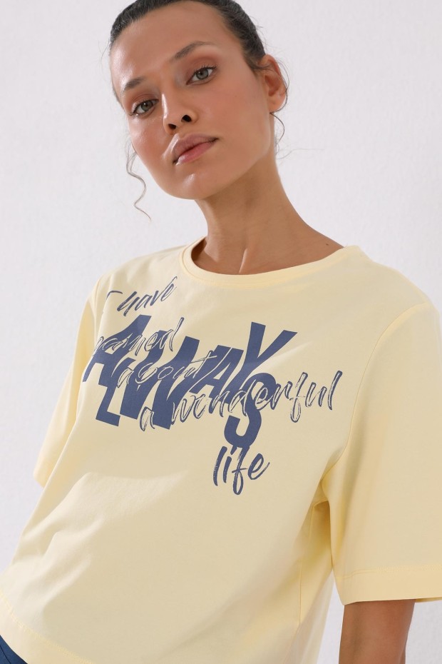 Açık Sarı Asimetrik Yazı Baskılı O Yaka Kadın Oversize T-Shirt - 97136
