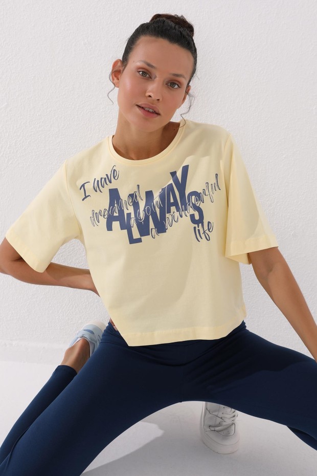 Açık Sarı Asimetrik Yazı Baskılı O Yaka Kadın Oversize T-Shirt - 97136