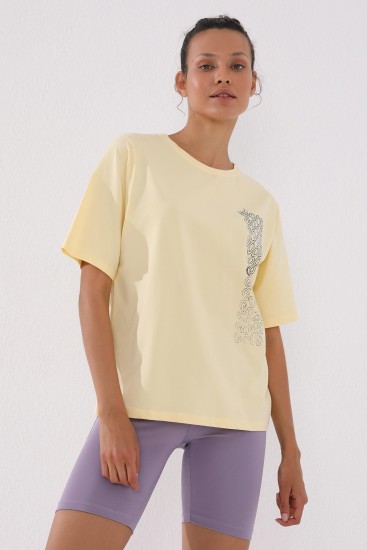 Açık Sarı Deforme Yazı Baskılı O Yaka Kadın Oversize T-Shirt - 97134 - Thumbnail