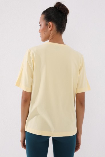 Açık Sarı Pembe Dikey Yazı Baskılı O Yaka Kadın Oversize T-Shirt - 97138 - Thumbnail