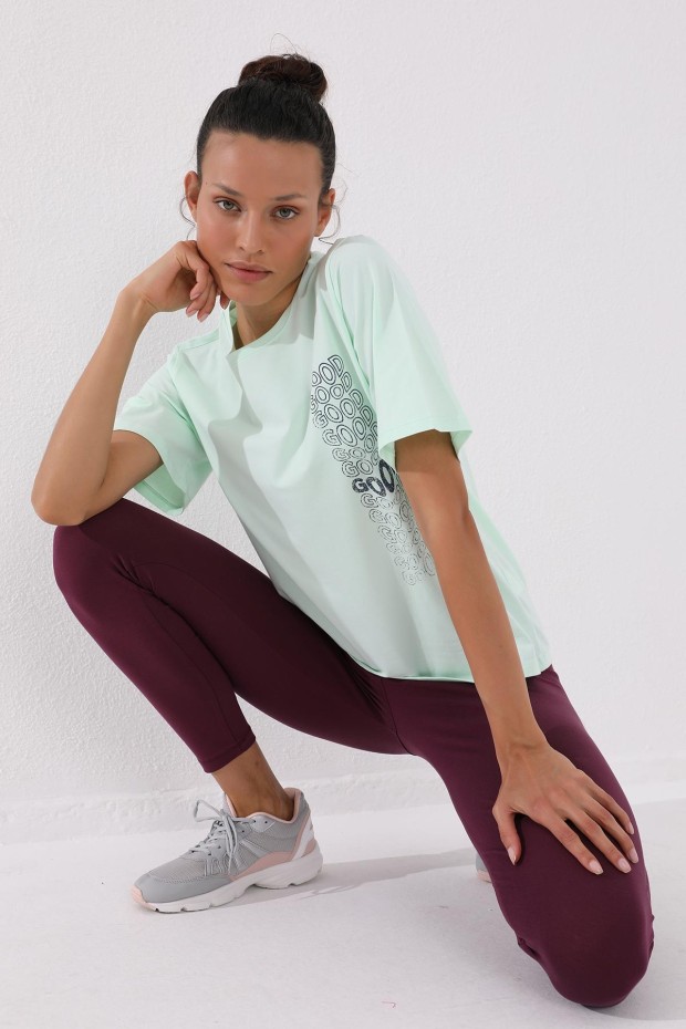 Açık Yeşil Deforme Yazı Baskılı O Yaka Kadın Oversize T-Shirt - 97134