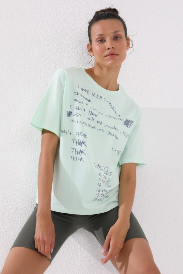 Açık Yeşil El Yazısı Baskılı O Yaka Kadın Oversize T-Shirt - 97137 - Thumbnail