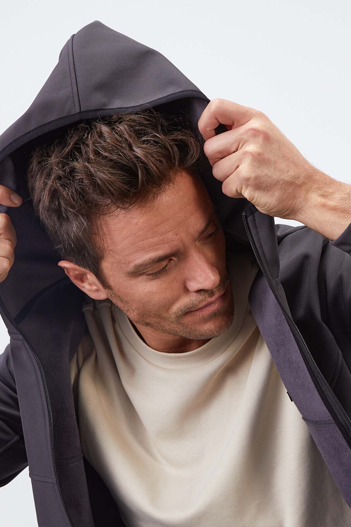 Antrasit Fermuarlı Kapüşonlu Su ve Rüzgar Geçirmez Softshell Erkek Mont - 88051 - TOMMYLIFE