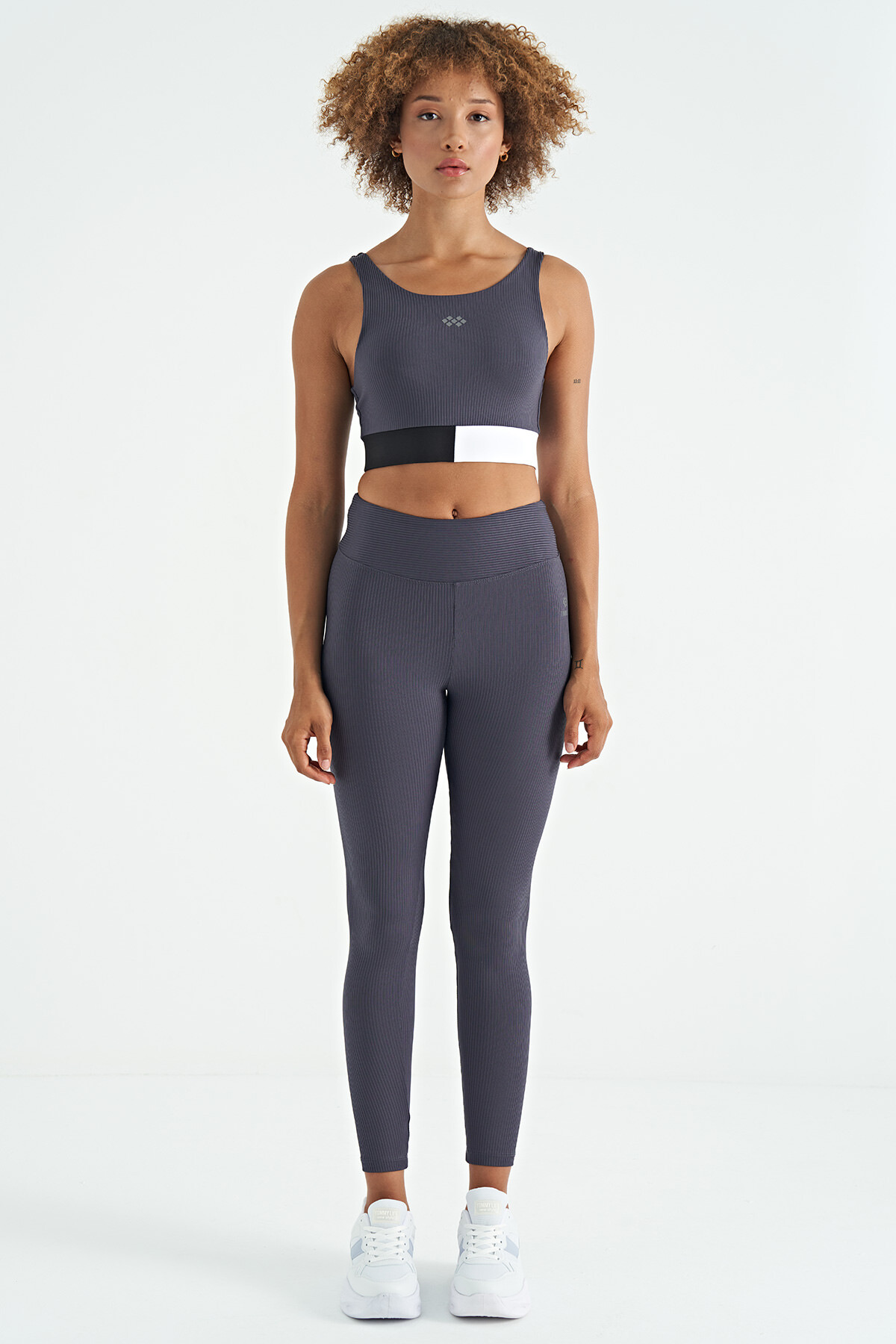 Antrasit Renk Bloklu Logo Baskılı Dar Kalıp Fitilli Kadın Büstiyer - 97275 - TOMMYLIFE (1)