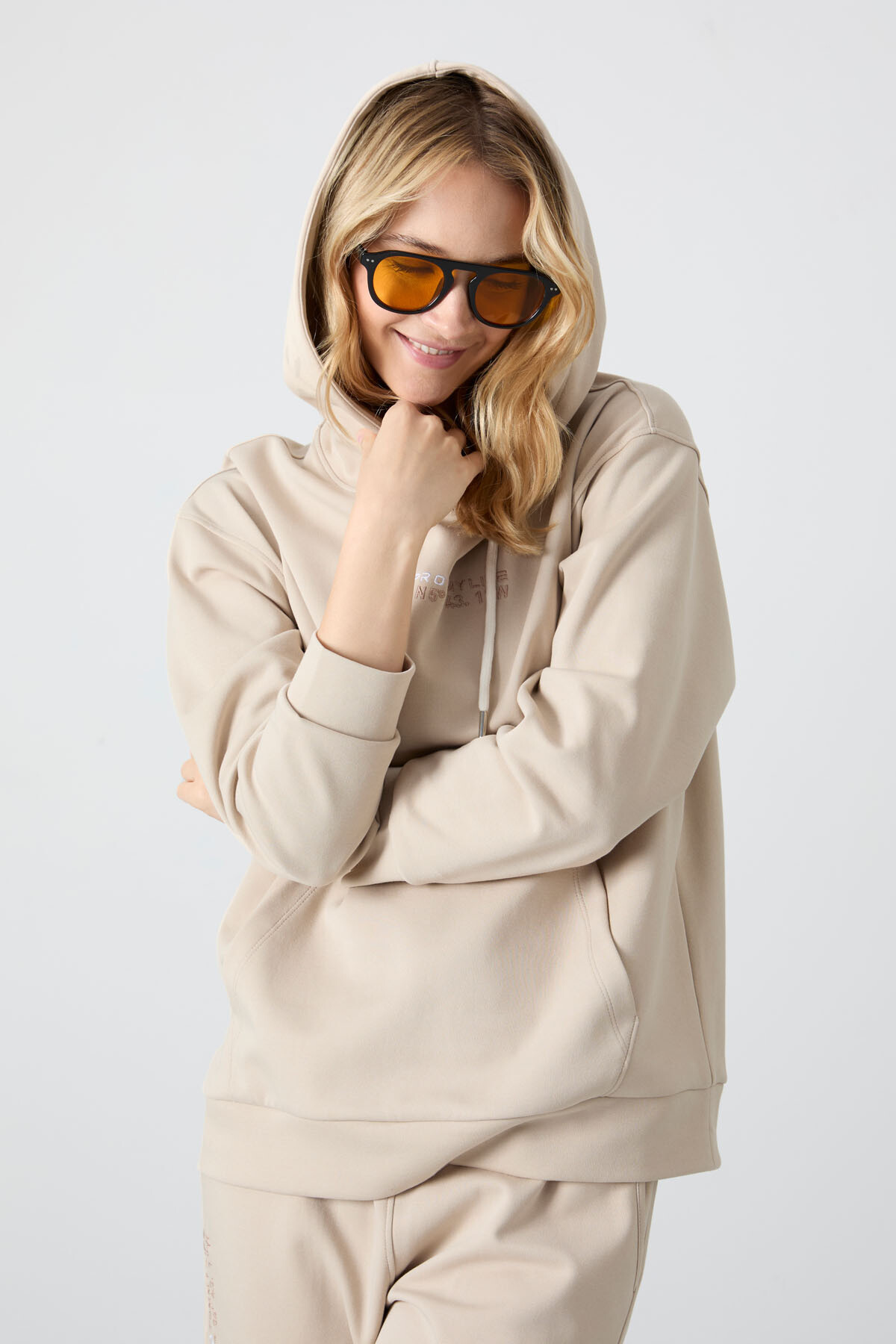 Bej Kapüşonlu Kanguru Cep Oversize Lastik Paça Kadın Eşofman Takımı - 95288 - TOMMYLIFE (1)