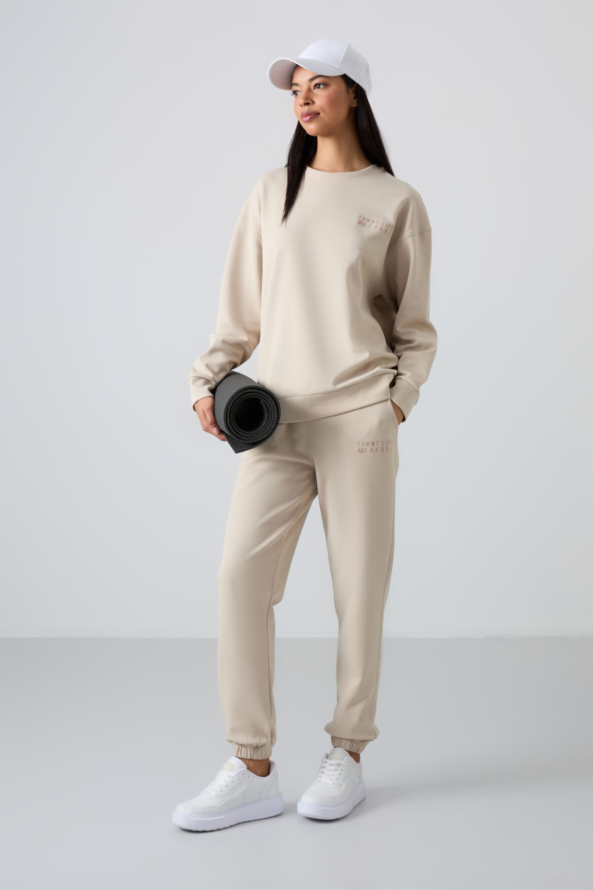 Bej Basic Pamuklu O Yaka Oversize Lastik Paça Kadın Eşofman Takım - 95287 - TOMMYLIFE (1)