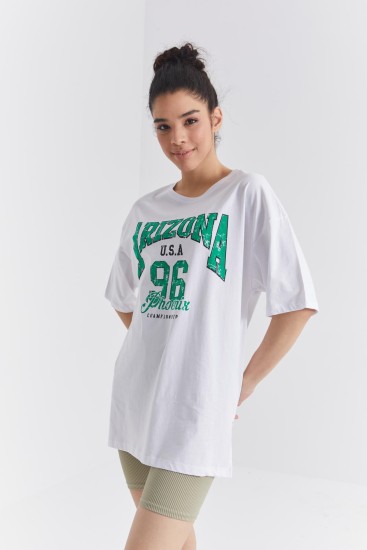 Beyaz Büyük Yazı Baskılı O Yaka Oversize Düşük Omuz Kadın T-Shirt - 97218 