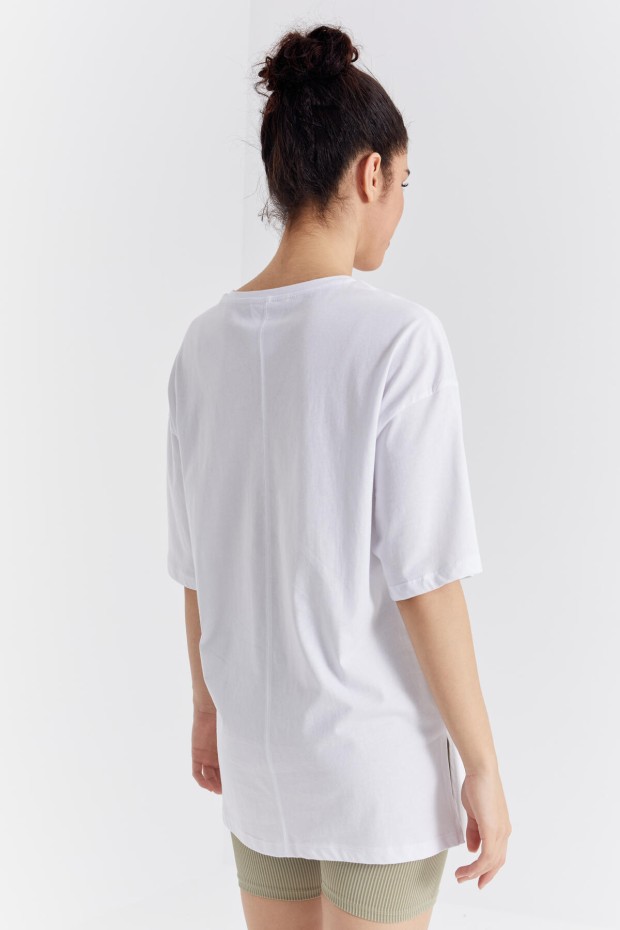 Beyaz Büyük Yazı Baskılı O Yaka Oversize Düşük Omuz Kadın T-Shirt - 97218