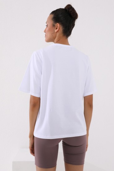 Beyaz Karışık Desenli Yazı Baskılı O Yaka Kadın Oversize T-Shirt - 97132 - Thumbnail