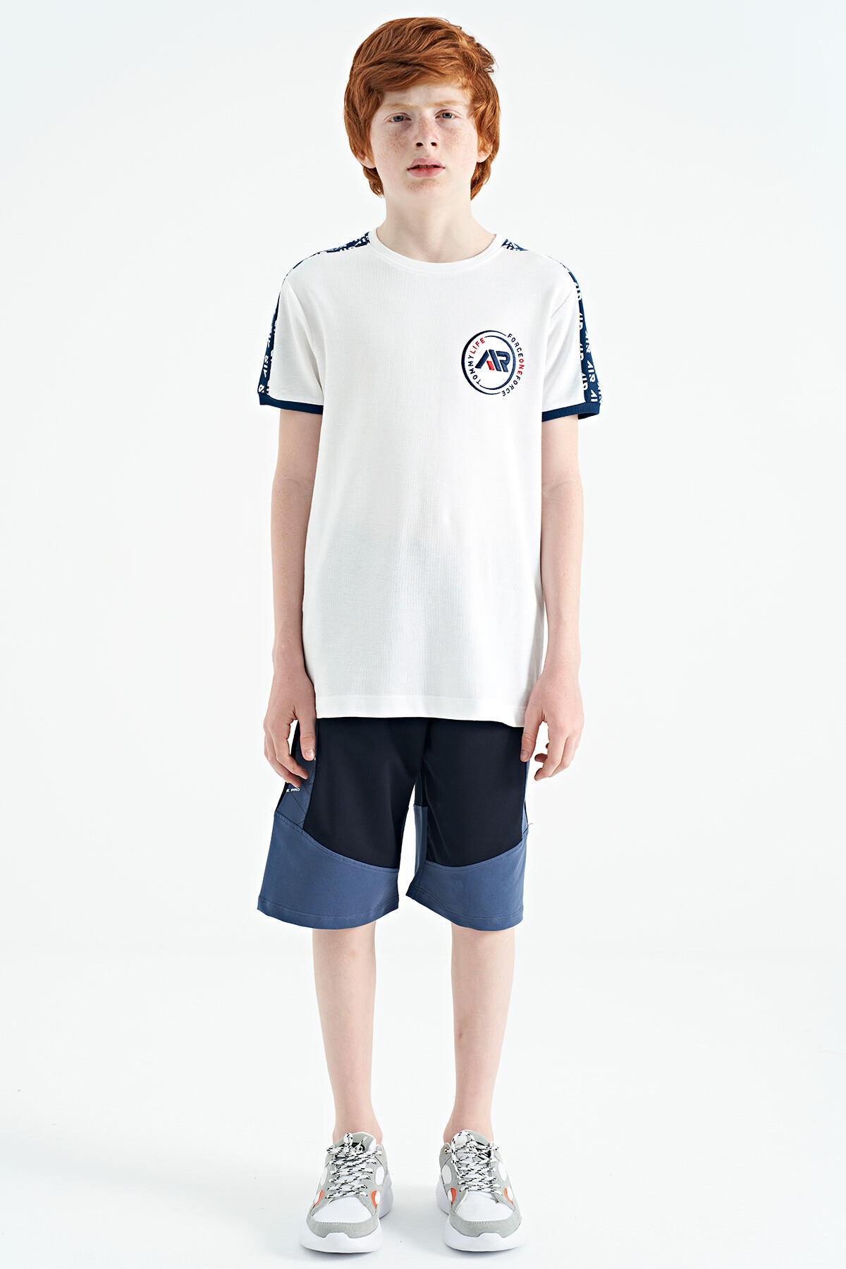 Beyaz Omuz Baskı Detaylı Standart Kalıp O Yaka Erkek Çocuk T-Shirt - 11121 - TOMMYLIFE (1)