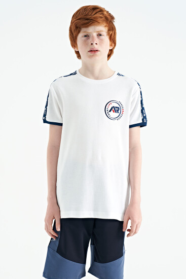 Beyaz Omuz Baskı Detaylı Standart Kalıp O Yaka Erkek Çocuk T-Shirt - 11121 