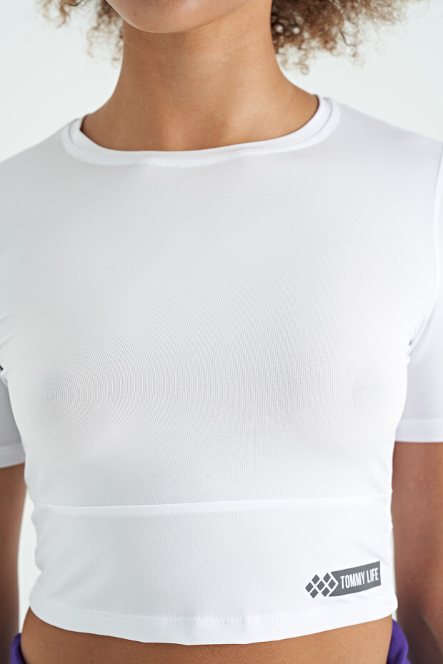 Beyaz Sırt Dekolteli Standart Kalıp O Yaka Kadın Crop T-Shirt - 97265